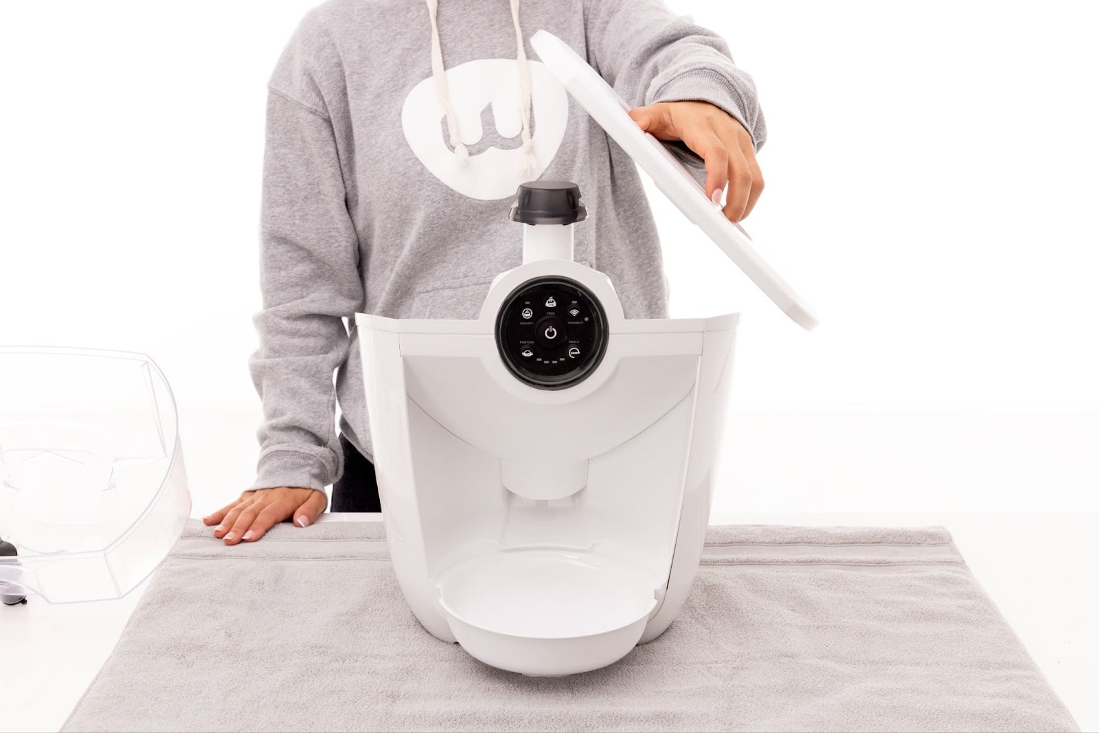 Removing the Feeder-Robot lid.