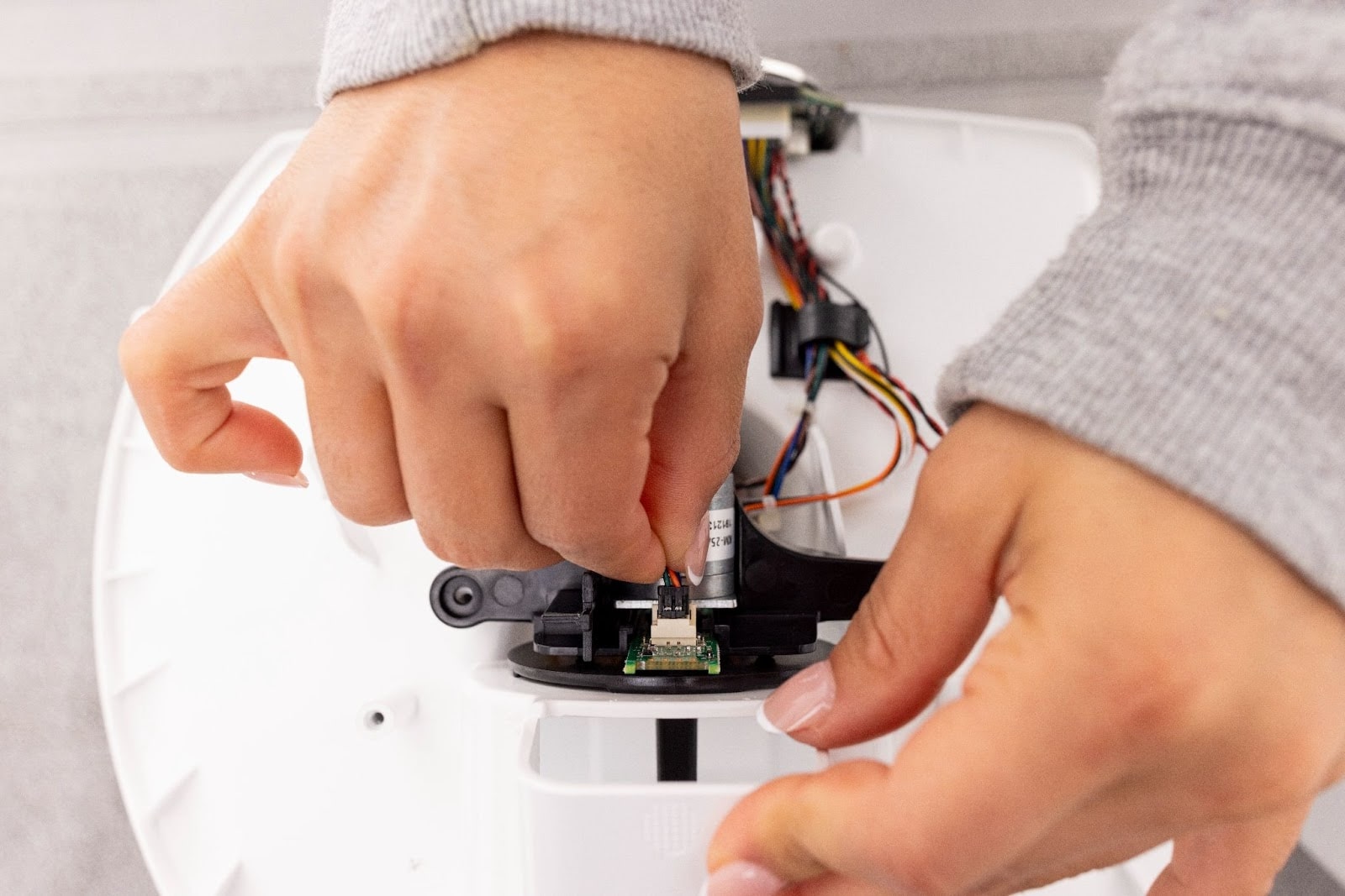 Connecting the Feeder-Robot motor connector and circuit board connector