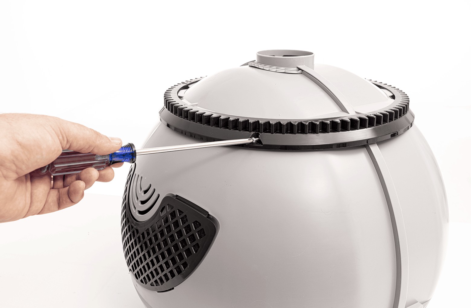 Unscrewing the gear track