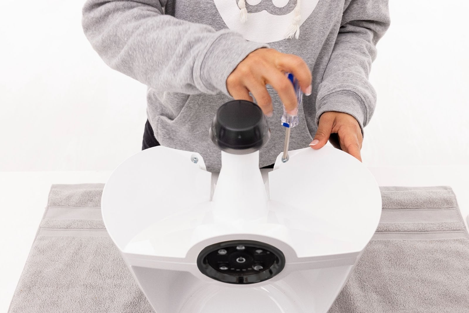 Reinstalling three screws to the top of Feeder-Robot.